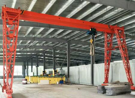 生产车间里的龙门吊 生产车间里的龙门吊
