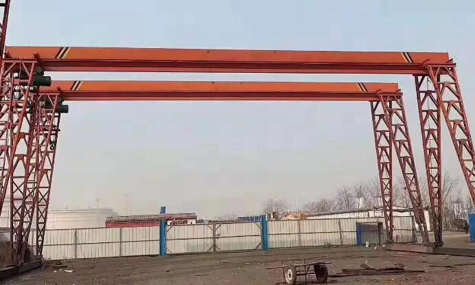 龙门吊设备电动机的绝缘层构造，是根据电流量尺寸或是工作电压多少明确?