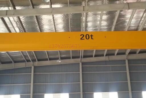 桥式起重机在吊装融化金属材料时要具有什么操作方法？