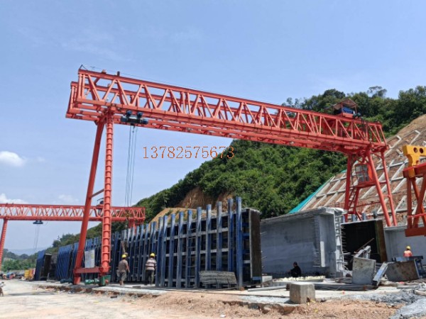 龙门吊门式起重机在遇到突发情况时应如何应对？